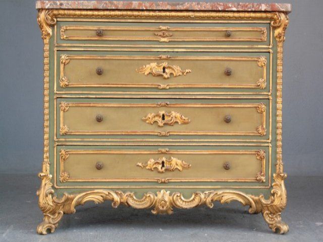 Early XIX th venetian gilt  chest of drawers 2