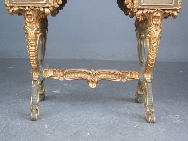 Early XIX th venetian gilt   roccoco little desk For Sale 1