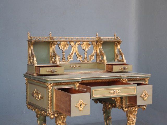 Early XIX th venetian gilt   roccoco little desk For Sale 3