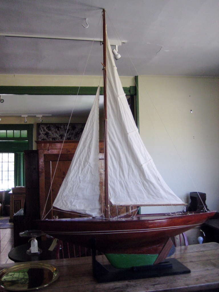 Antique American Marconi-rigged sloop Pond model with planked deck, double spreaders and full running rigging.