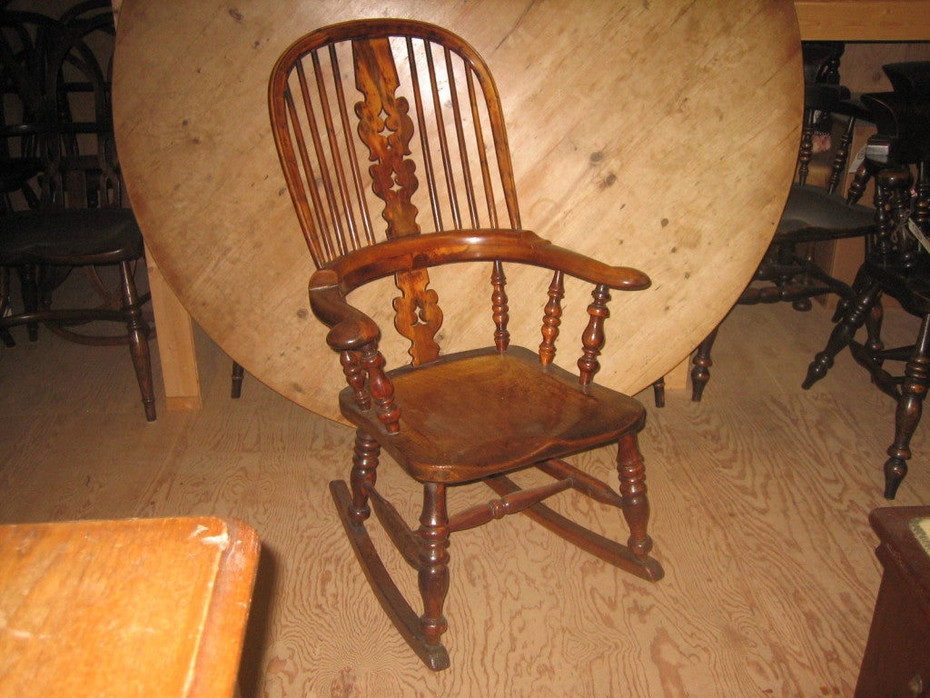 19th Century English Windsor Rocking Chair For Sale 1