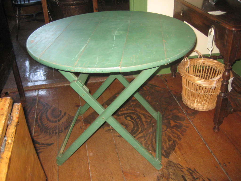 Green folded round table