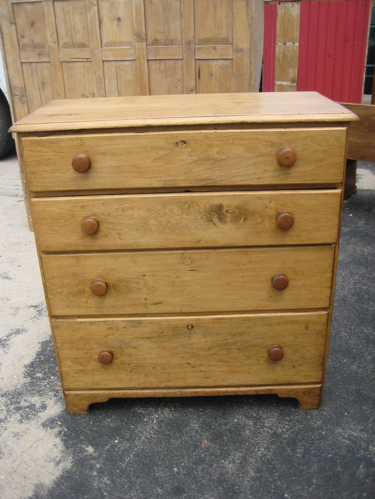 Pine Chest of Drawers with wooden nobs and four drawers.