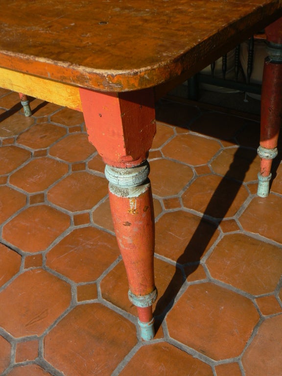 Arbeitstisch aus Kiefer in früher mehrfarbiger Lackierung mit originaler Platte und gedrechselten Beinen.