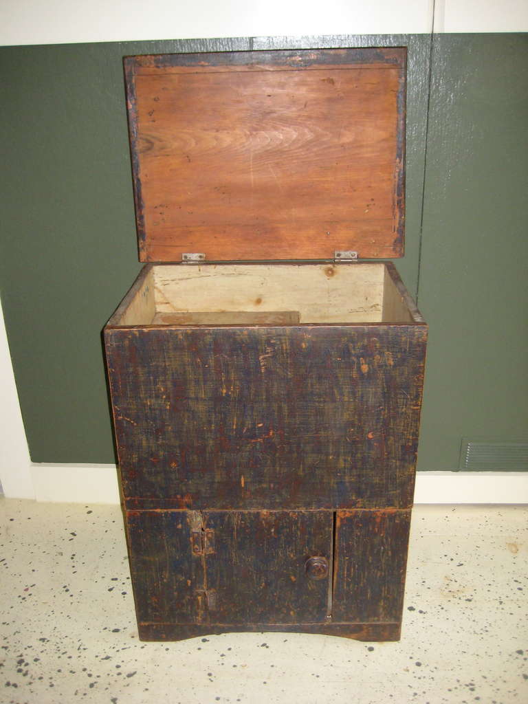 Painted Commode In Good Condition In Nantucket, MA