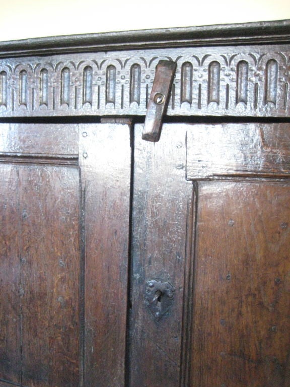 Anglais Armoire à alimentation en orme anglaise en vente