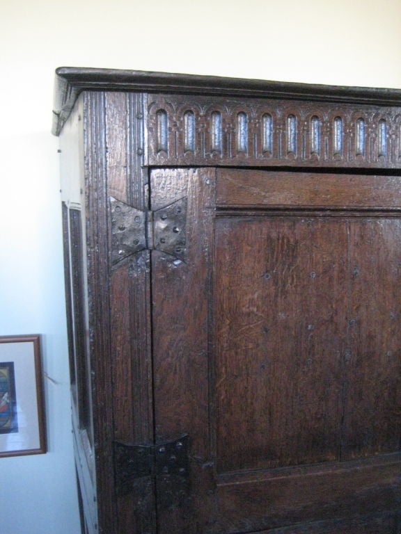 Armoire à alimentation en orme anglaise Bon état - En vente à Nantucket, MA