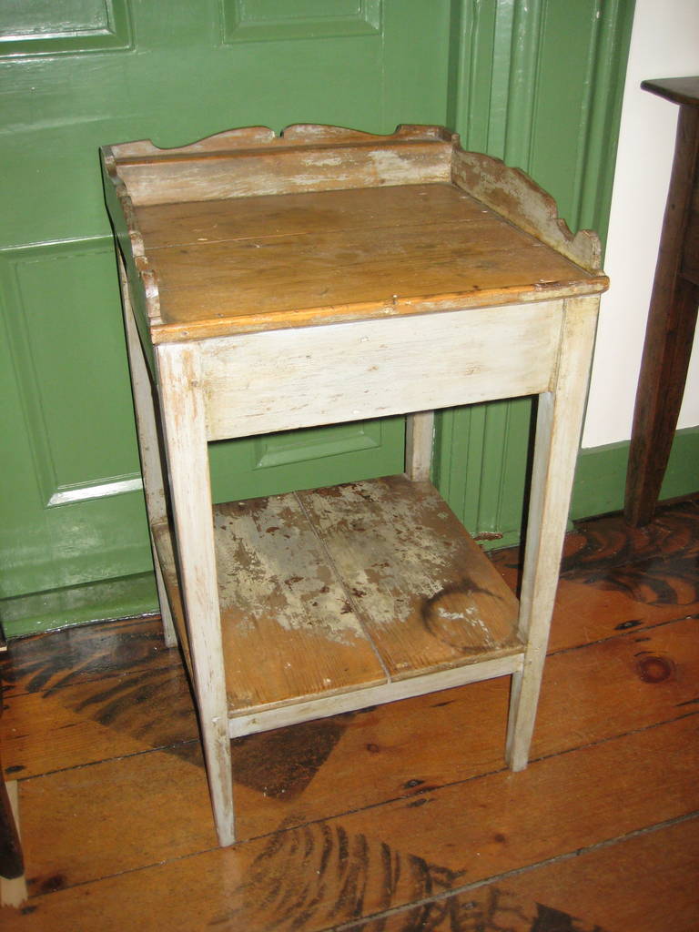 Washstand In Good Condition In Nantucket, MA