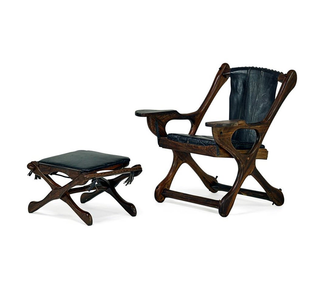 Fabriqués dans un magnifique bois de rose, la chaise longue et l'ottoman sont des créations emblématiques de Don Shoemaker pour Senal. La chaise à bascule et l'ottoman pliant présentent tous deux des veines et une patine de bois de rose