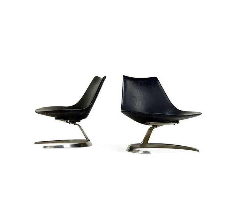 Desinged by Preben Fabricius (1931-1984) and Jorgen Kastholm (1931-2007)
for Ivan Schlechter, the Scimitar chair was inspired by the shape of Turkish Sword "Scimitar" and famous for its sleek minimalist silhouette derived from classic