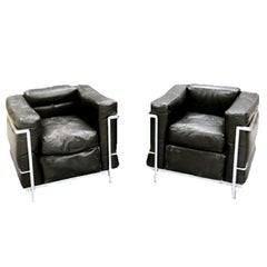 Frühes Paar LC-2 Sessel von Le Corbusier mit schwarzem, getragenem Leder