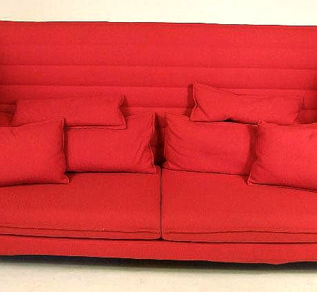 A sofa can go beyond being merely a piece of furniture and become a room of its own within a room. This was the idea that prompted Ronan and Erwan Bouroullec to design the Alcove Sofa in 2006. With its unusually soft seat and backrest upholstery, as