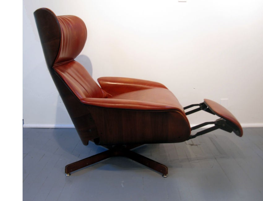 Recliner lounge chair Plycraft In Good Condition In Atlanta, GA