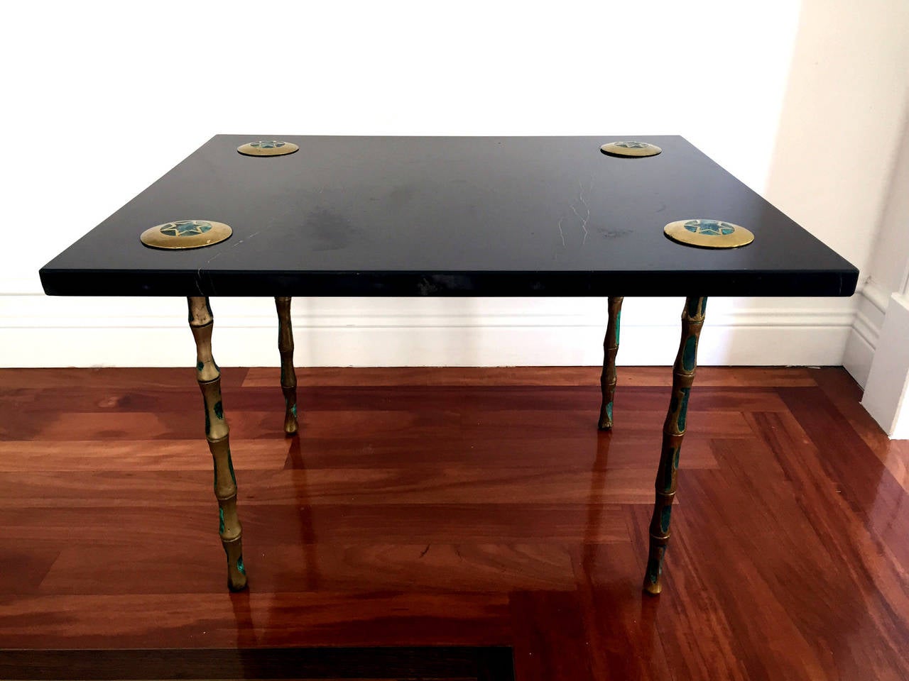 Seltener Tisch aus Marmor und Intarsien aus Messing von Pepe Mendoza (Moderne der Mitte des Jahrhunderts) im Angebot