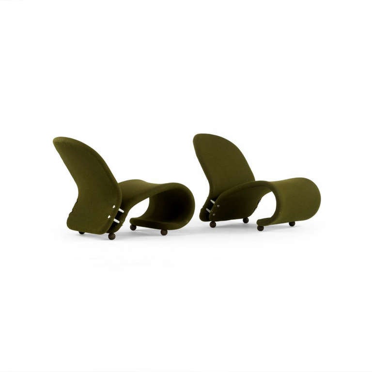 Pair of ultra cool lounge chairs model G of the VP 1-2-3 System designed by Verner Panton and manufactured by Fritz Hansen
Denmark circa 1970s. Steel plate frames with chrome hardware and stained wood feet. Covered in a moss green wool fabric, all