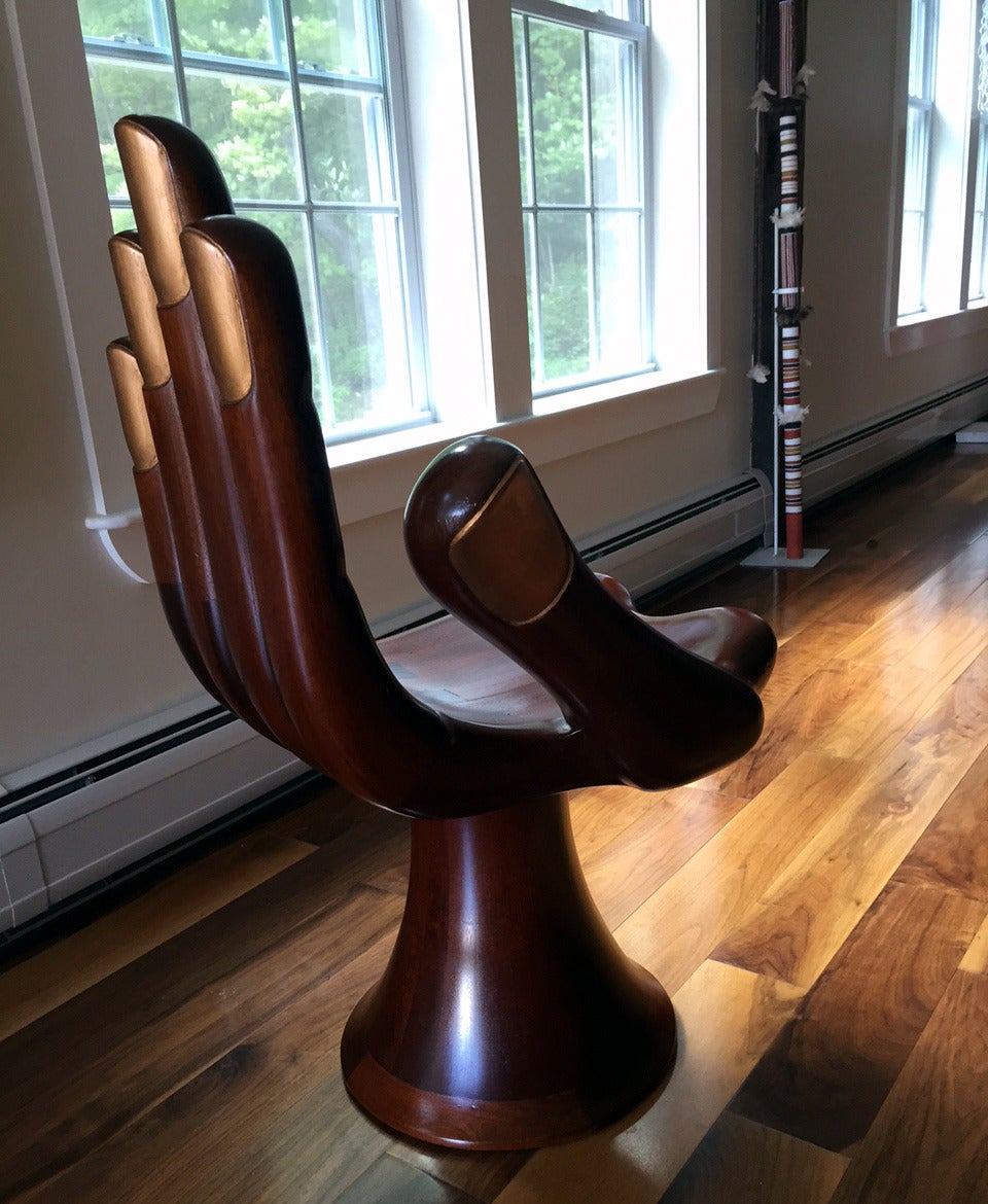 Magnifique chaise à main dorée de Pedro Friedeberg Bon état à Atlanta, GA