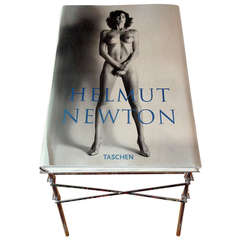 livre de sumo "The Big Nude" avec support Helmut Newton