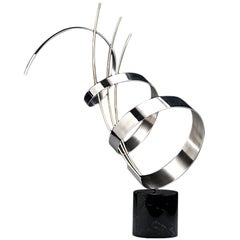 Sculpture abstraite en chrome sur socle en marbre signée C. Jere