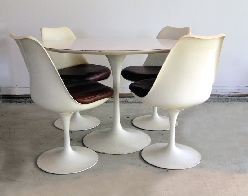Tulip Dining Table With Four Chairs Eero Saarinen In Good Condition In Atlanta, GA