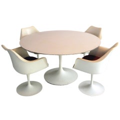 Grande table de salle à manger ronde en tulipe avec quatre chaises en tulipe Knoll Eero Saarinen