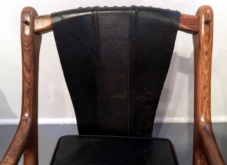 Chaise longue et repose-pieds Don Shoemaker en bois de rose et cuir Bon état - En vente à Atlanta, GA