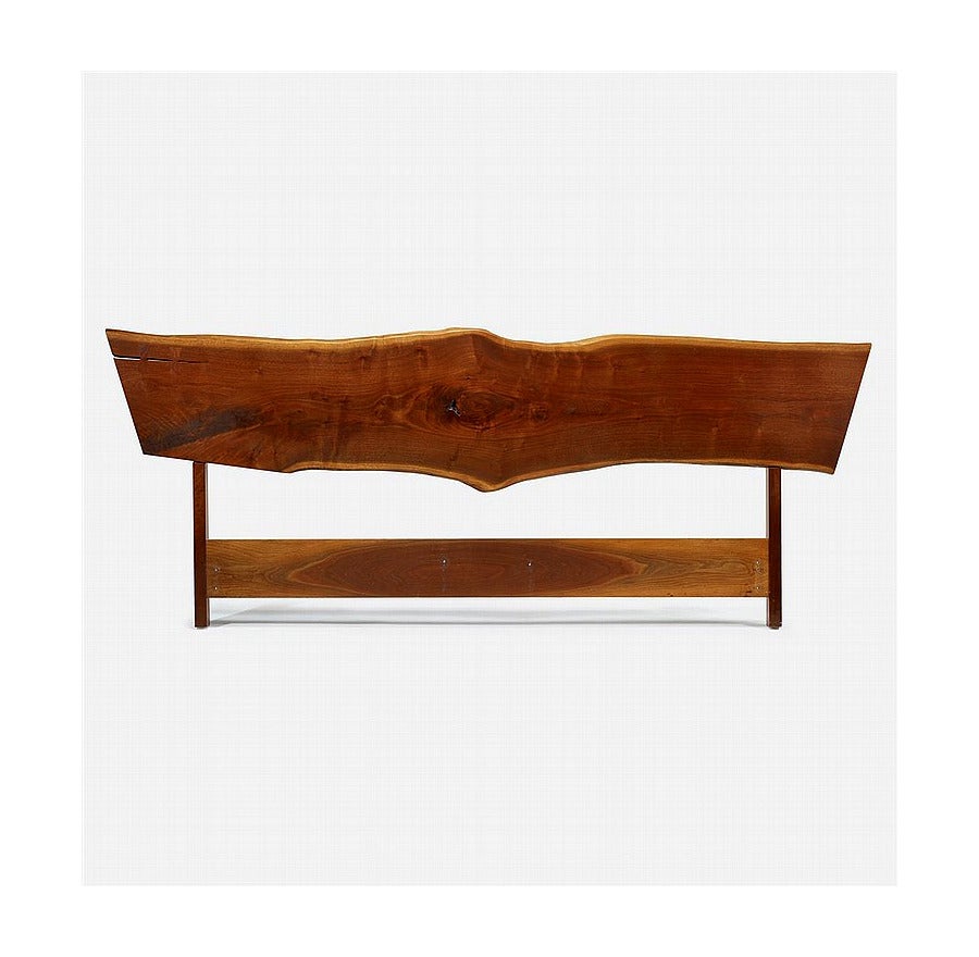 Dieses beeindruckende Kingsize-Kopfteil wurde 1967 von George Nakashima in seinem Studio aus einem Stück Nussbaumholz gefertigt und ist ein großartiges Beispiel für die frühe Arbeit des berühmten Holzbauers. 
Das Kopfteil besticht durch die