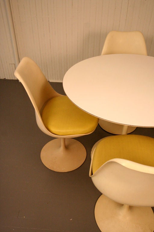 Fiberglass Original Vintage Saarinen Tulip Dining table and Chairs by Knoll