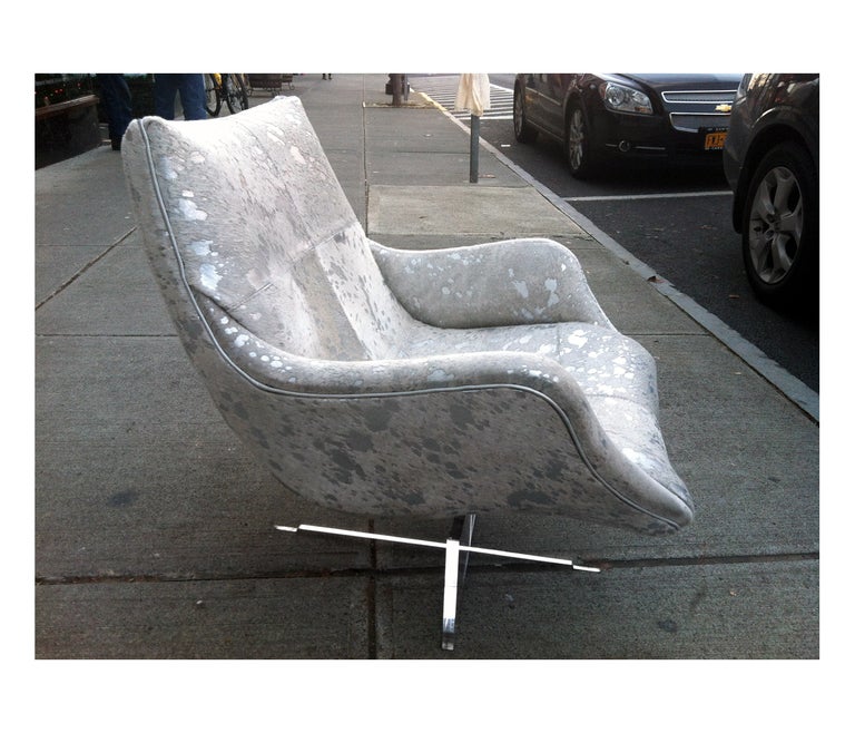 One of the iconic designs by Vladimir Kagan circa 1970s, this lounge chair radiate invitation for a rest. The well contoured seat hugs the body while the contrasting lucite base gives a sense of floating and provide a nice rotating function.
The