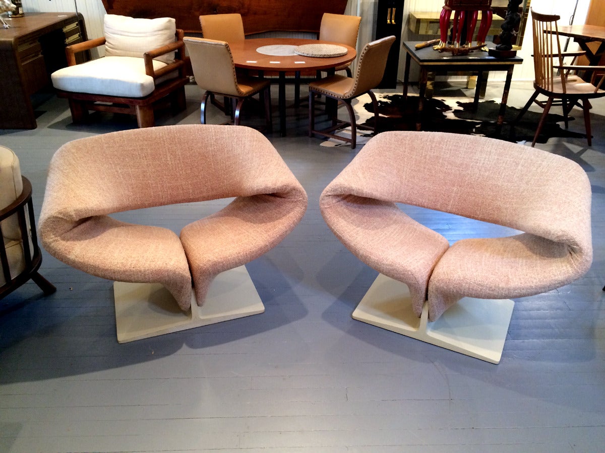 A pair of beautiful ribbon chairs designed by Pierre Paulin for Artifort. Cream white color wood base supports a highly sculptural cushioned seat covered with fabric. The chairs are not only very comfortable to seat in, but they also stand as