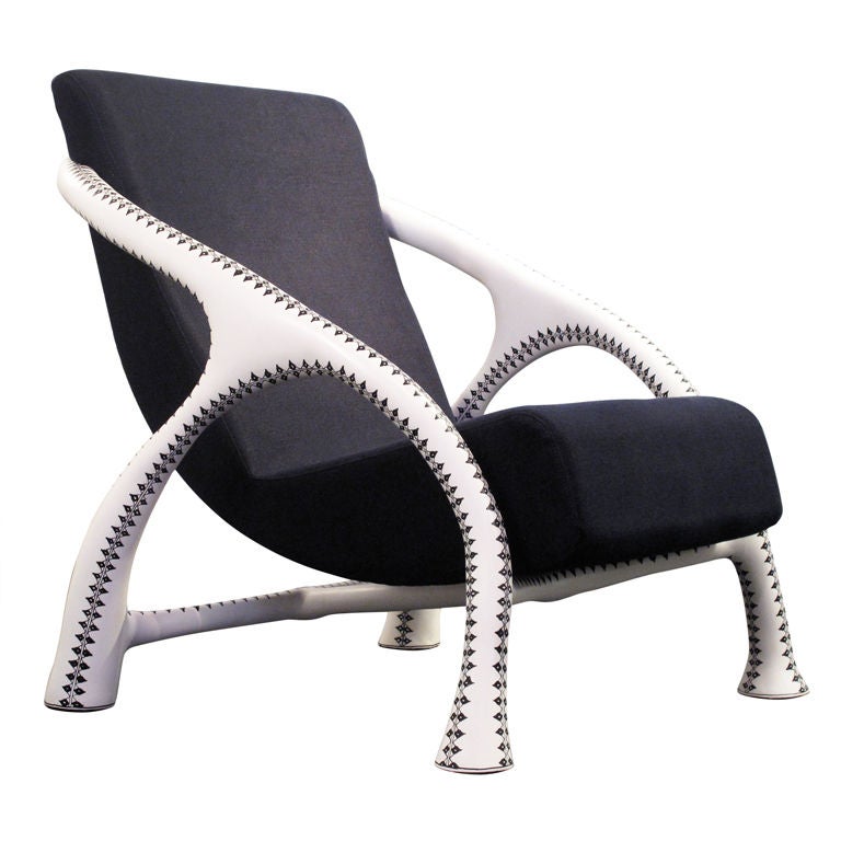 Yaka Tattoo Chair by Saccomanno Dayot