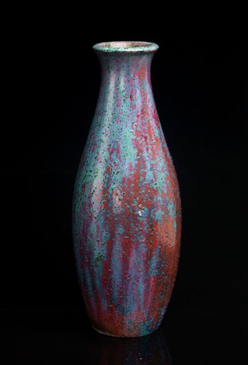 La forme simple de ce vase en fait un support parfait pour une ornementation abstraite complexe. Les flammes et la fumée d'un four privé d'oxygène ont agi sur des glaçures métalliques pour créer des brumes célestes et des éclats d'étoiles dans un