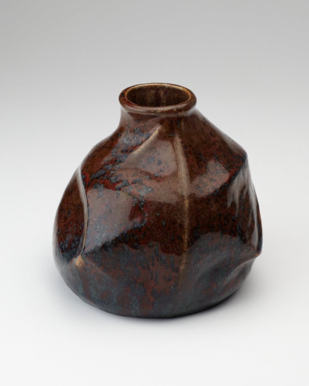 This vase has a shape that is neither completely organic nor geometric. Its rather mysterious bulges make it seem almost as if something inside is trying to break through. Marks: Impressed Grenade/Dalpayrat/511.
Publications:
Illustrated in
