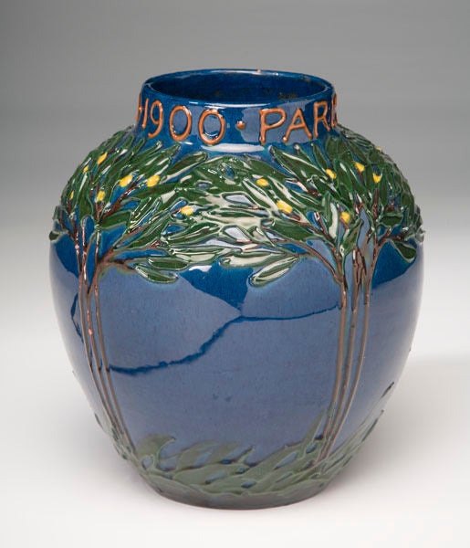 Diese kraftvolle Vase mit ihrem pastosen Schlickerauftrag, der Zitronenbäume vor einem tiefblauen Hintergrund darstellt, repräsentiert den vom Impressionismus beeinflussten Stil Max Laeugers. Es trägt auch die Aufschrift 
