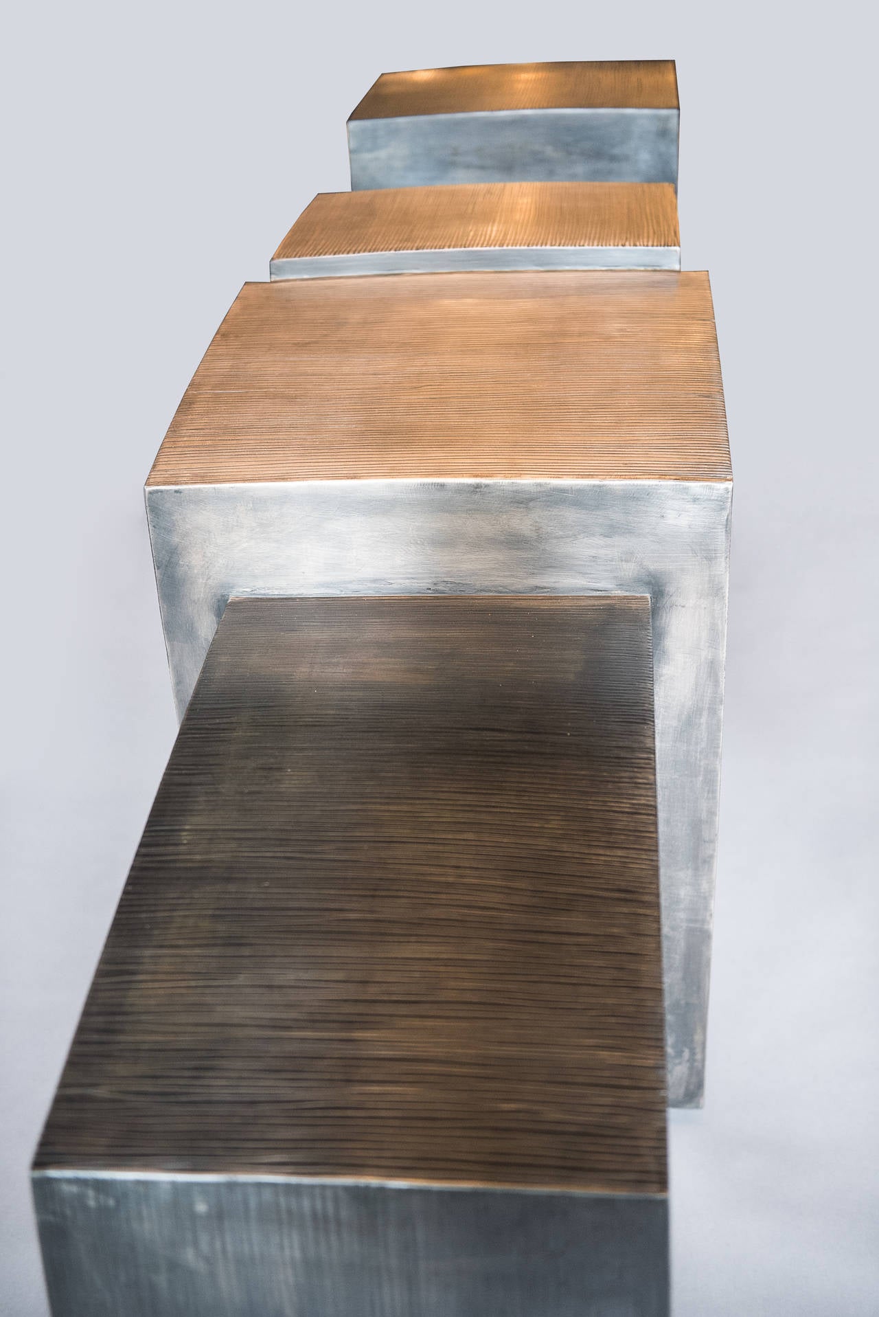 La console en acier noirci et en bronze de Gary Magakis incarne l'approche distincte du sculpteur, qui consiste à créer des formes métalliques audacieuses et des formes géométriques denses qui exhalent simultanément une esthétique élégante et