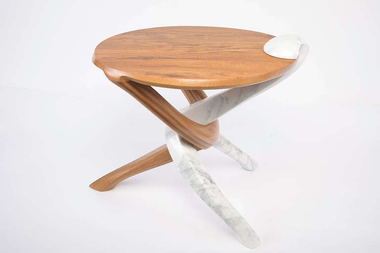 Dans cette table en teck, Haase démontre son étonnante capacité à conférer au bois et à la pierre un sens presque surnaturel de la fluidité et du mouvement. Ses chaises, tables et lampes sortent du sol comme des vagues animées ou des colonnes de