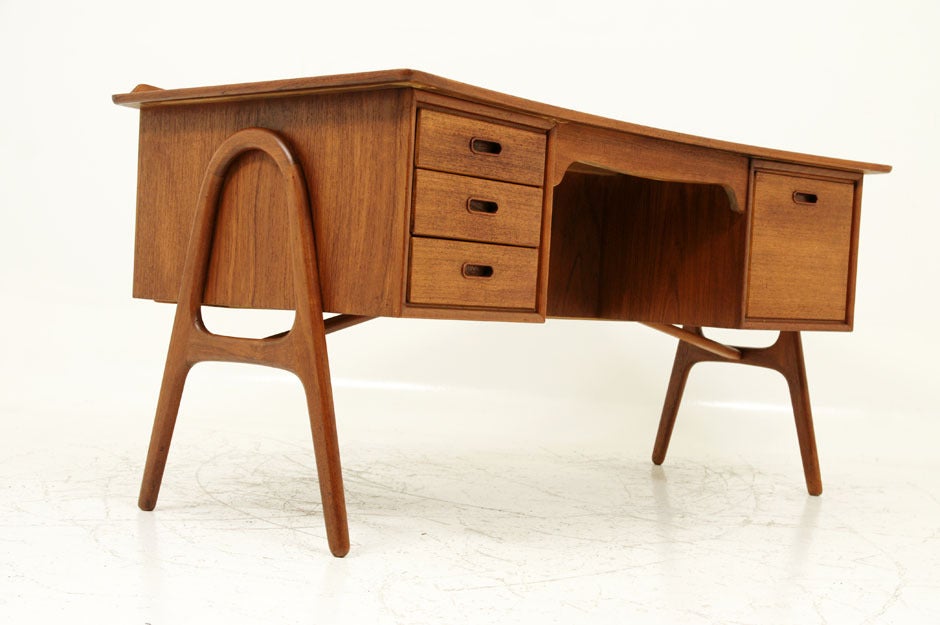 Curved teak writing desk designed by Svend A. Madsen and produced by Sigurd Hansen Mobelfabrik in the late 50′s. Wonderful iconic desk with graceful curvature and integrated pencil lip at the back edge of the top. Open bookshelf along the back