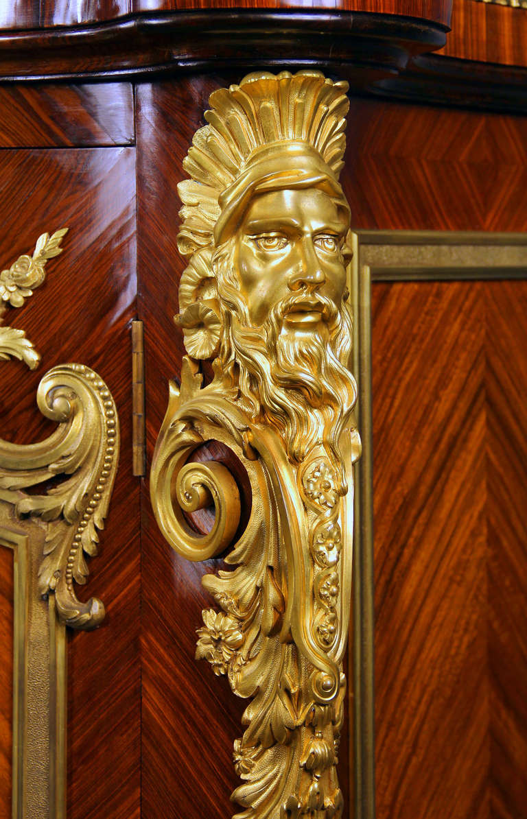 Dorato Meraviglioso armadio in bronzo dorato del XIX secolo in stile palazzo Luigi XVI in vendita