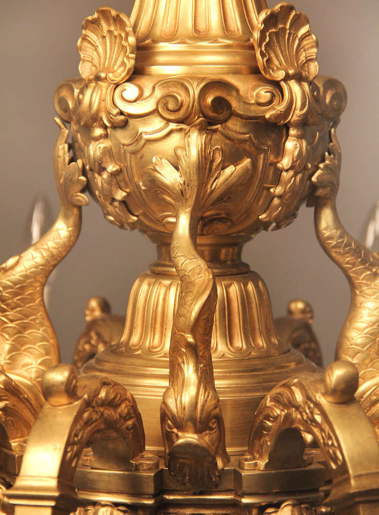 Belle Époque Merveilleux lustre à huit lumières en bronze doré de la fin du XIXe siècle en vente