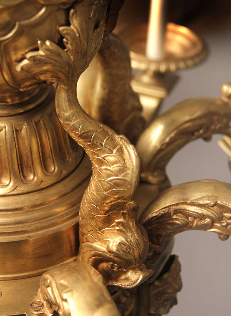 Achtflammiger Kronleuchter aus vergoldeter Bronze des späten 19. Jahrhunderts (Französisch) im Angebot