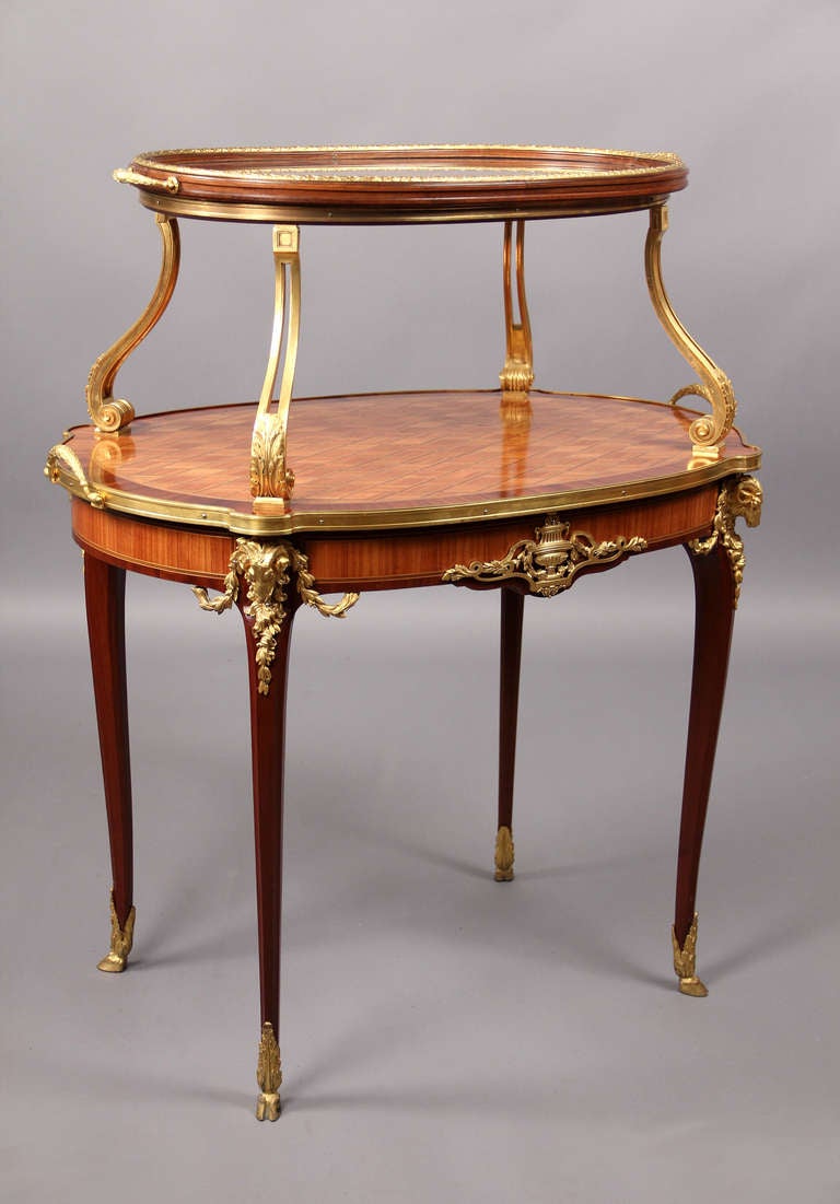 Fantastique table à thé à deux niveaux en parqueterie de style Louis XV, montée sur bronze doré, datant de la fin du XIXe siècle


Chaque pied est orné d'un bélier en bronze et centré d'une urne en bronze et d'un feuillage en volute.

Détails