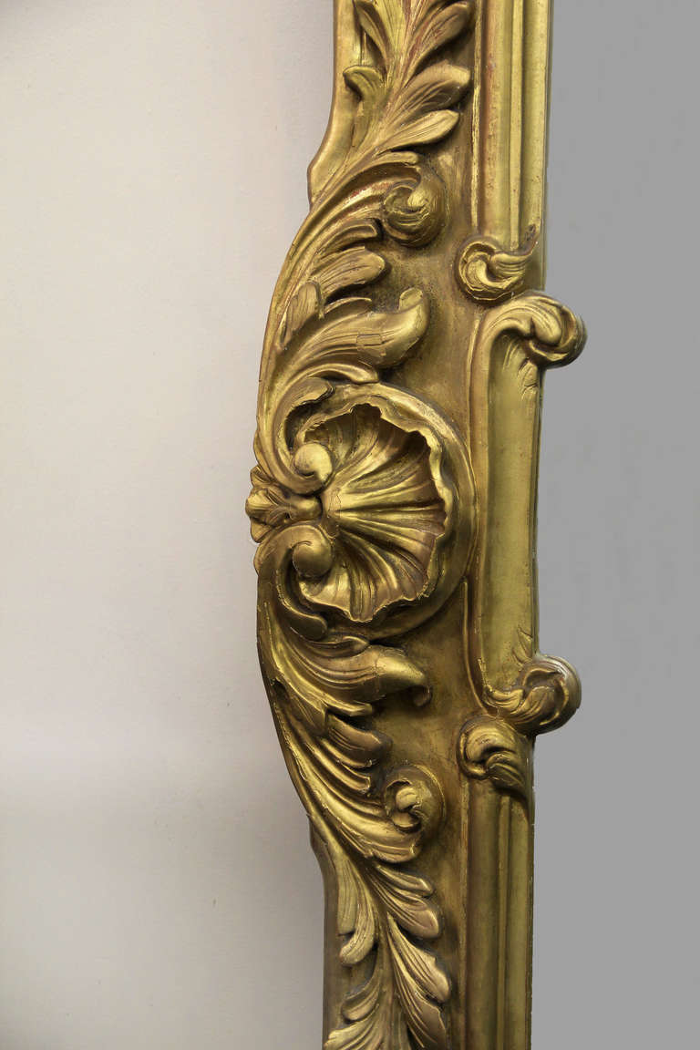 Legno Coppia di specchi in legno dorato intagliati a mano del tardo XIX secolo, di grandi dimensioni e di grande qualità in vendita