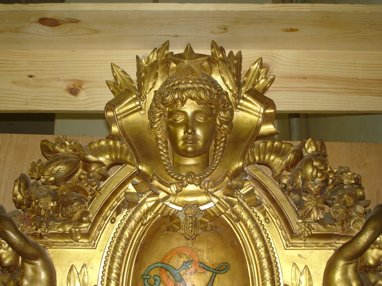 Belle Époque Magnifique miroir Napoléon III du milieu du XIXe siècle en bois doré sculpté et gesso en vente