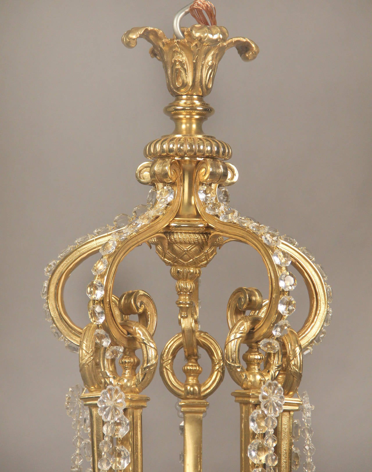 Wunderschöner Kronleuchter aus vergoldeter Bronze und Perlen aus dem späten 19. Jahrhundert (Vergoldet) im Angebot