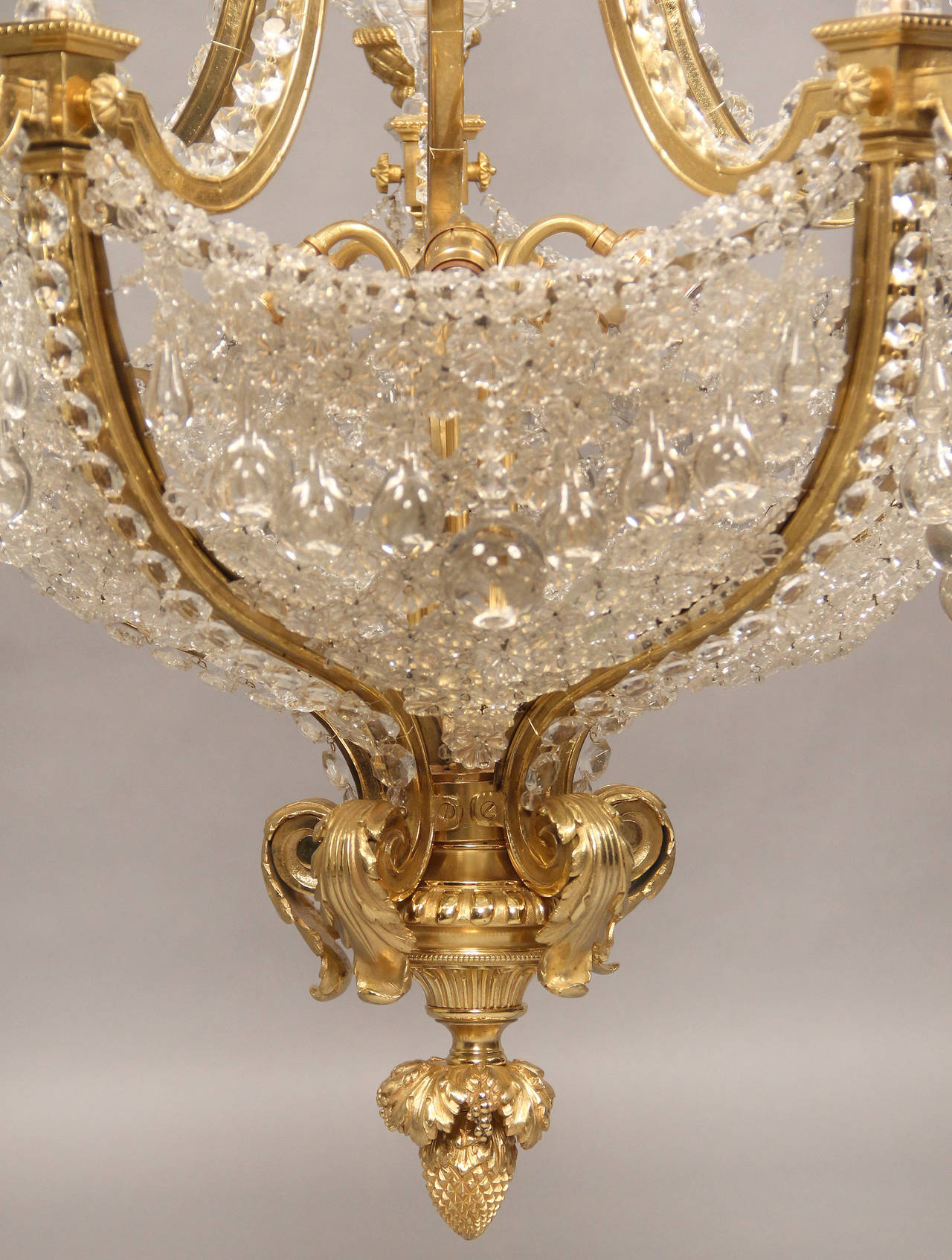 Wunderschöner Kronleuchter aus vergoldeter Bronze und Perlen aus dem späten 19. Jahrhundert (Belle Époque) im Angebot