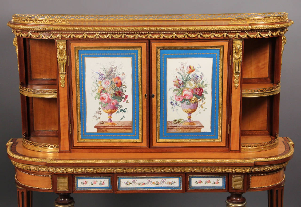 Belle Époque Raffinata coppia di armadietti in bronzo e porcellana di Sevres della fine del XIX secolo di Gillows in vendita