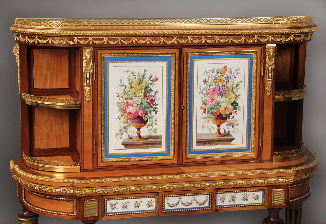 Inglese Raffinata coppia di armadietti in bronzo e porcellana di Sevres della fine del XIX secolo di Gillows in vendita