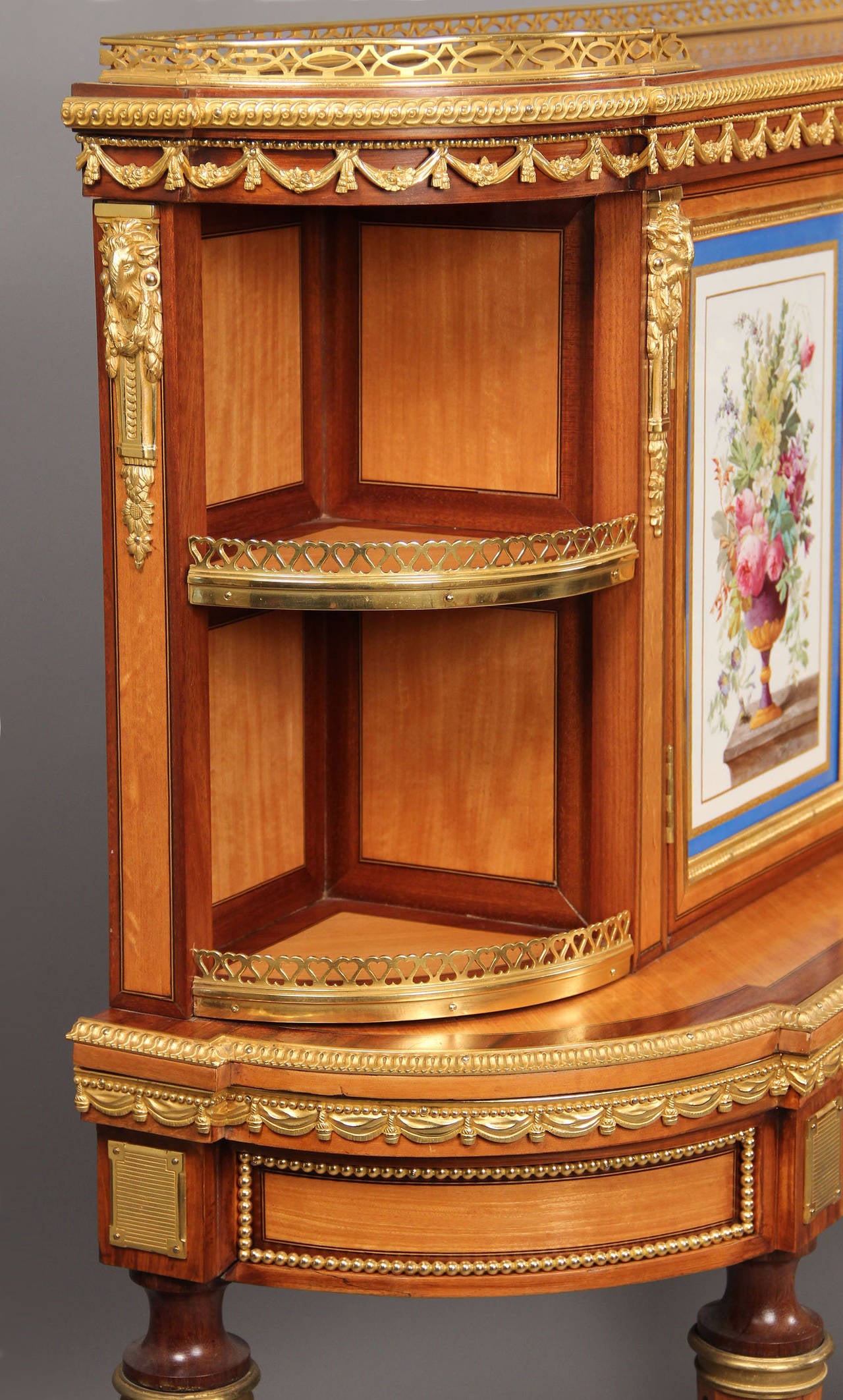 Dorato Raffinata coppia di armadietti in bronzo e porcellana di Sevres della fine del XIX secolo di Gillows in vendita