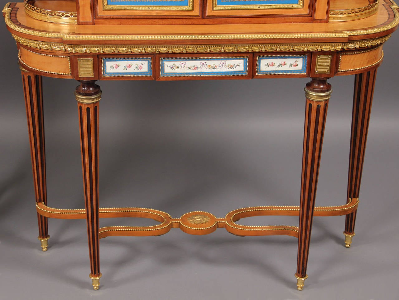 Raffinata coppia di armadietti in bronzo e porcellana di Sevres della fine del XIX secolo di Gillows In condizioni buone in vendita a Long Island City, NY