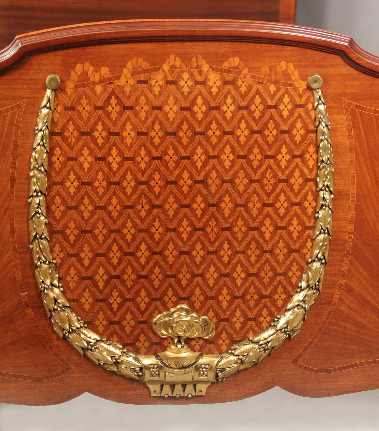 Français Magnifique paire de lits incrustés montés sur bronze doré de la fin du XIXe siècle en vente