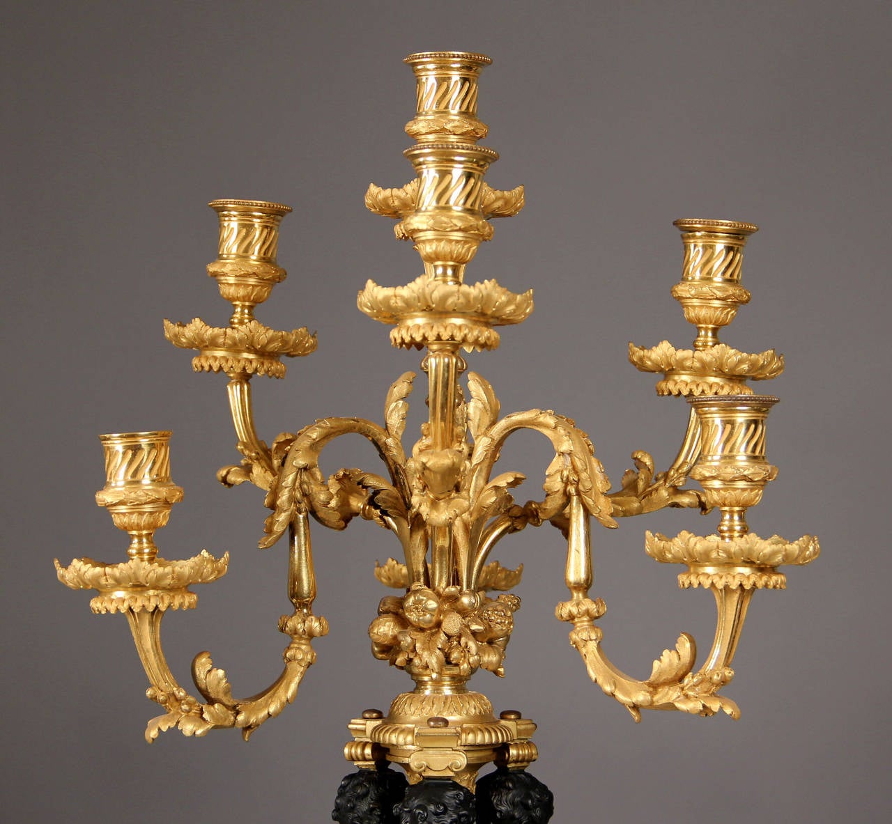 Pareja de candelabros de siete luces de finales del siglo XIX o principios del XX Dorado en venta